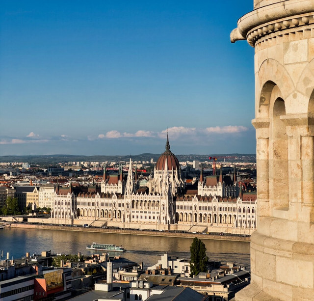 El Parlamento de Budapest se extiende junto al Danubio, visto desde una torre de piedra.