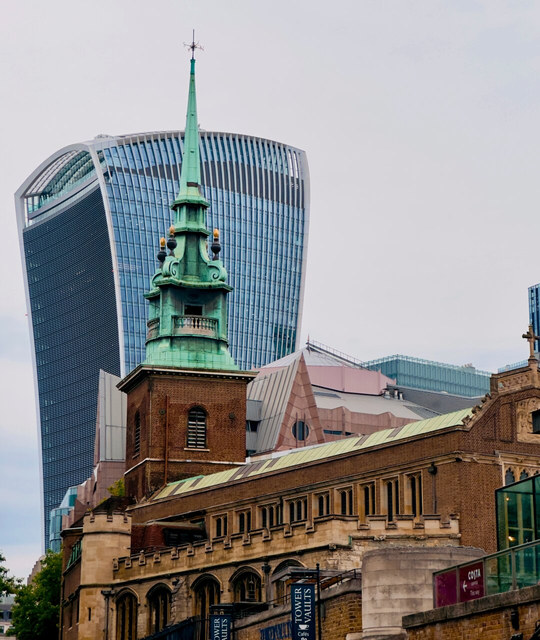 Una aguja verde de iglesia contrasta en Londres con el rascacielos curvo Walkie Talkie.