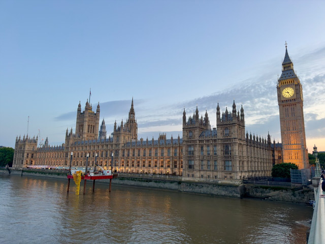 El Palacio de Westminster y el Big Ben bordean el Támesis bajo la luz cálida del atardecer.