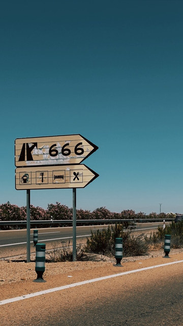 Una señal de la salida 666 indica gasolina, alojamiento y restaurante junto a una autopista de Mérida.